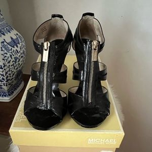 Michael Kors  Berkeley T strap sandals black patent leather